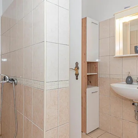 1 Bedroom Beautiful In Apartment *